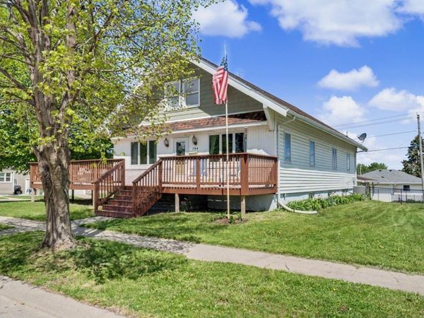 704 2nd Ave SE, Dyersville, IA 52040