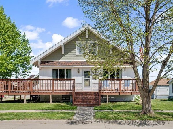 704 2nd Ave SE, Dyersville, IA 52040
