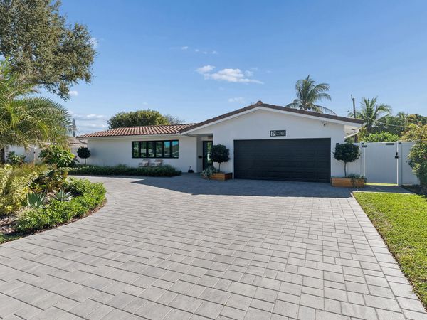 2740 NE 40th Court, Lighthouse Point, FL 33064