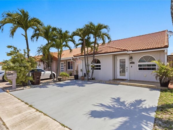 5471 W 27th Ct, Hialeah, FL 33016