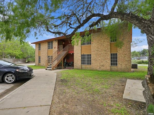 600 E CROCKETT ST, Beeville, TX 78102