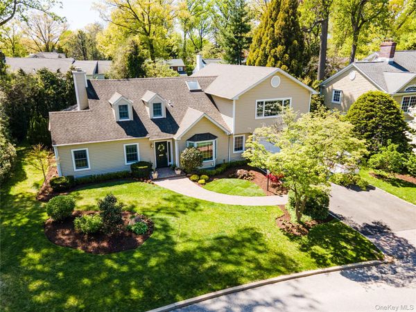 28 Old Field Lane , Great Neck, NY 11020
