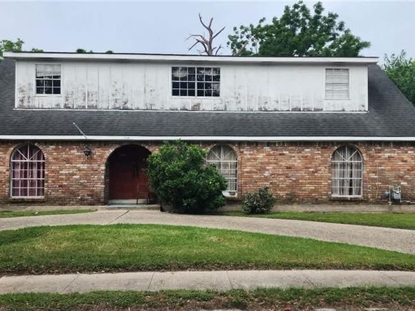 7400 VANDERKLOOT Avenue, New Orleans, LA 70127