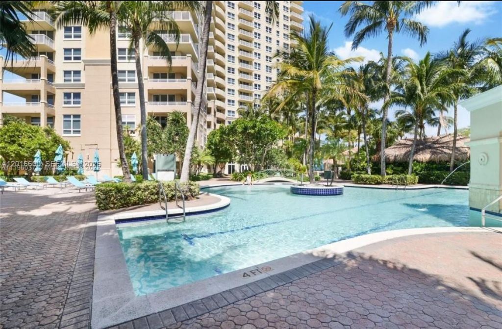 19501 W Country Club Dr , Unit 510, Aventura, FL 33180 Photo