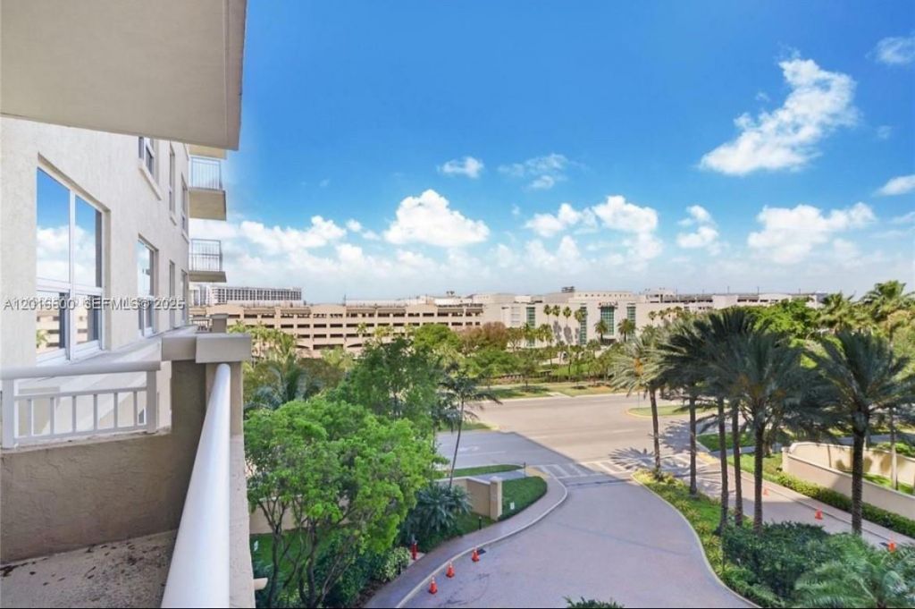 19501 W Country Club Dr , Unit 510, Aventura, FL 33180 Photo