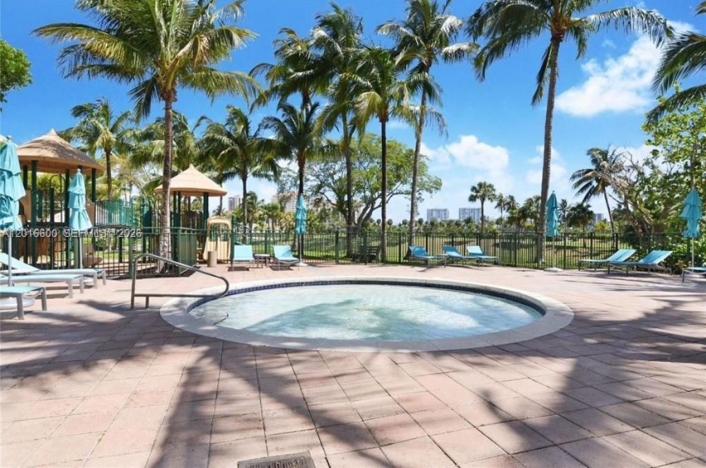 19501 W Country Club Dr , Unit 510, Aventura, FL 33180 Photo