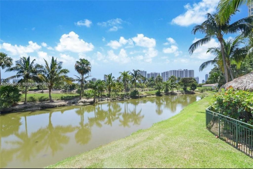 19501 W Country Club Dr , Unit 510, Aventura, FL 33180 Photo