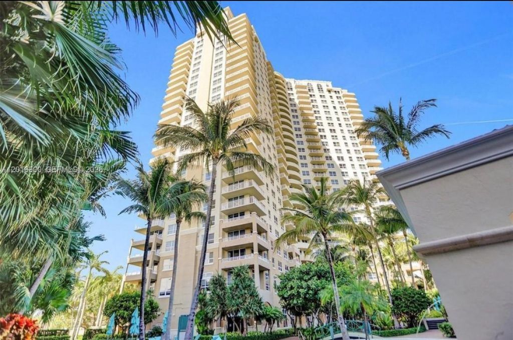 19501 W Country Club Dr , Unit 510, Aventura, FL 33180 Photo