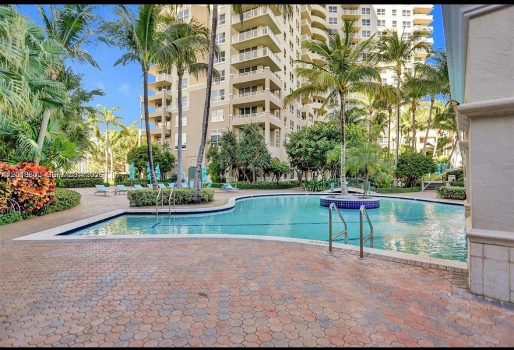 19501 W Country Club Dr , Unit 510, Aventura, FL 33180 Photo