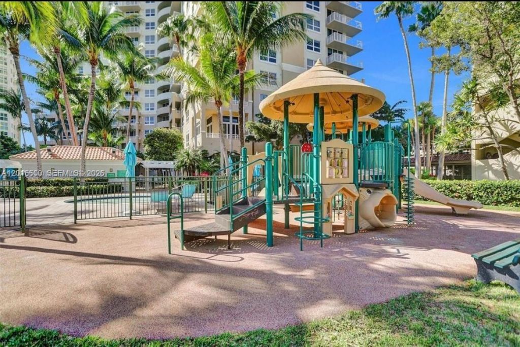 19501 W Country Club Dr , Unit 510, Aventura, FL 33180 Photo