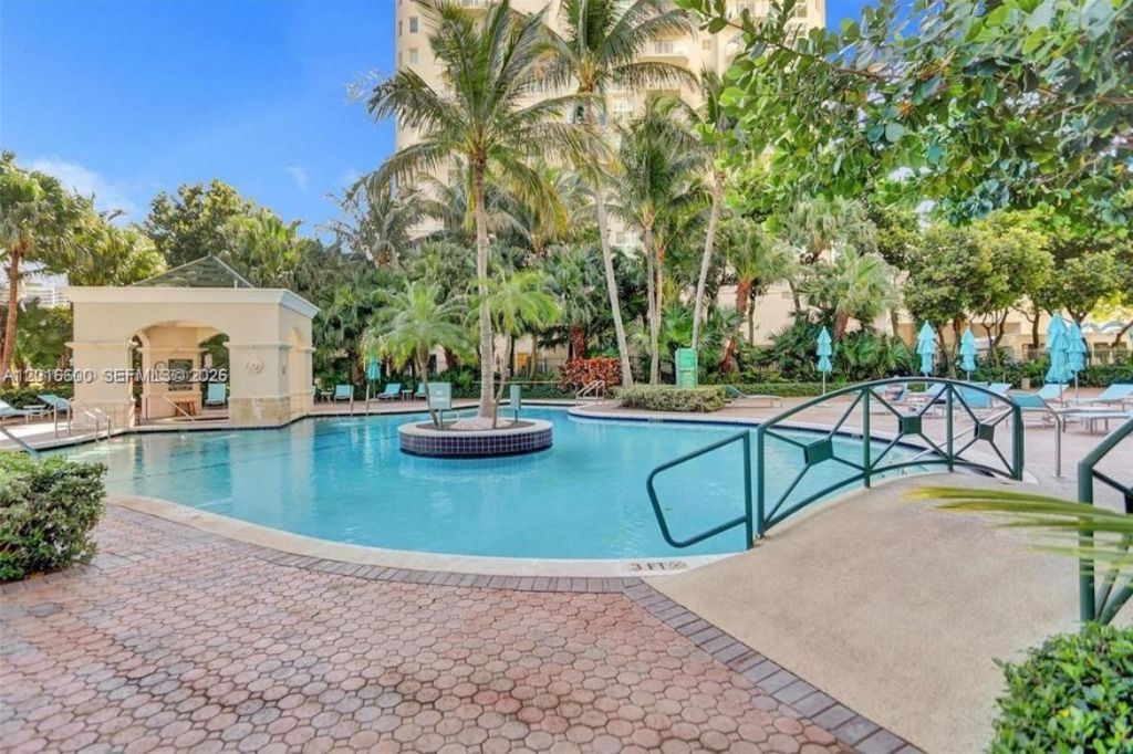 19501 W Country Club Dr , Unit 510, Aventura, FL 33180 Photo
