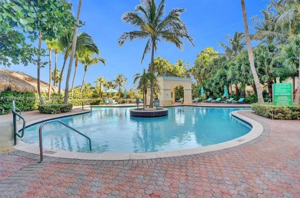 19501 W Country Club Dr , Unit 510, Aventura, FL 33180 Photo