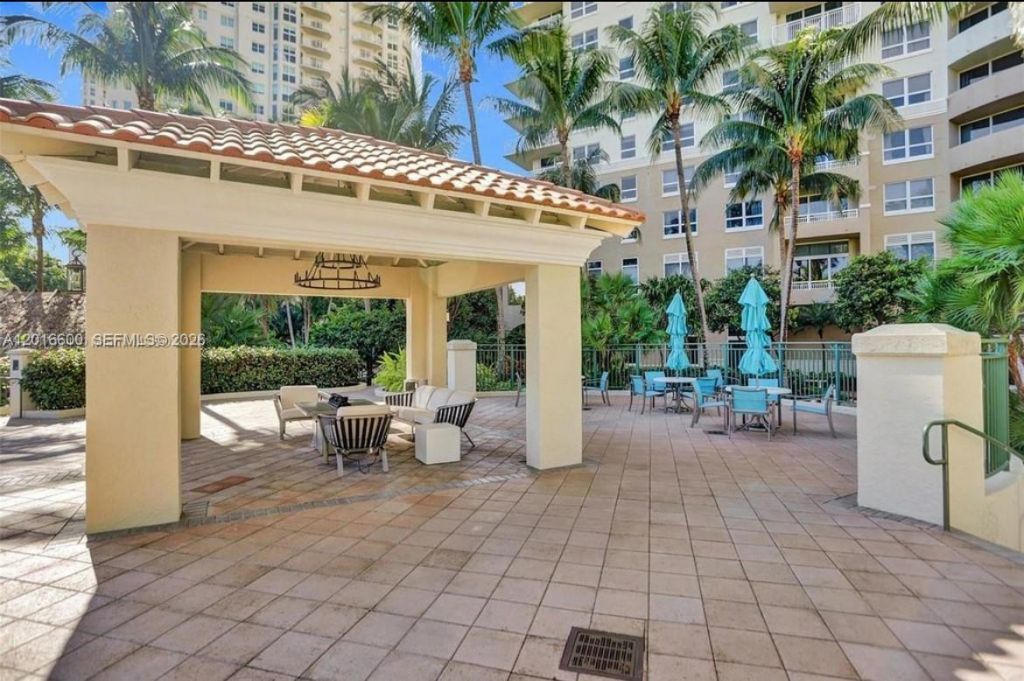 19501 W Country Club Dr , Unit 510, Aventura, FL 33180 Photo