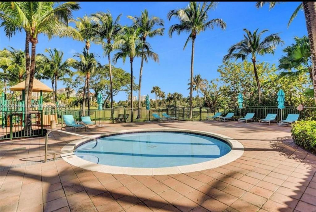 19501 W Country Club Dr , Unit 510, Aventura, FL 33180 Photo