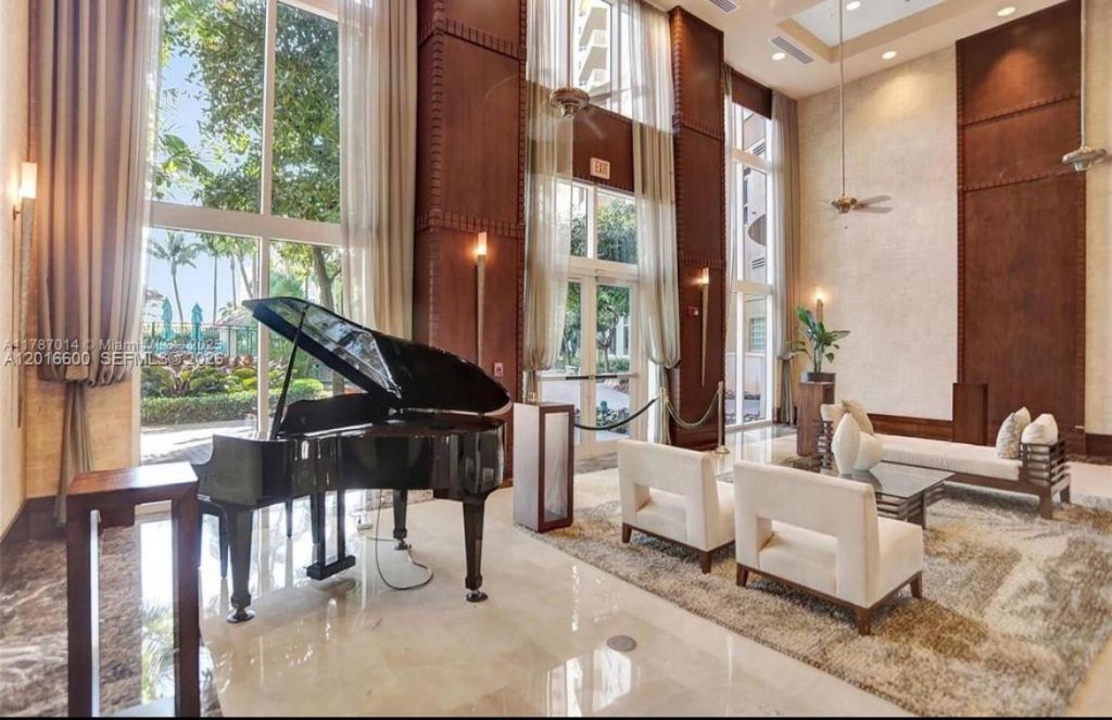 19501 W Country Club Dr , Unit 510, Aventura, FL 33180 Photo