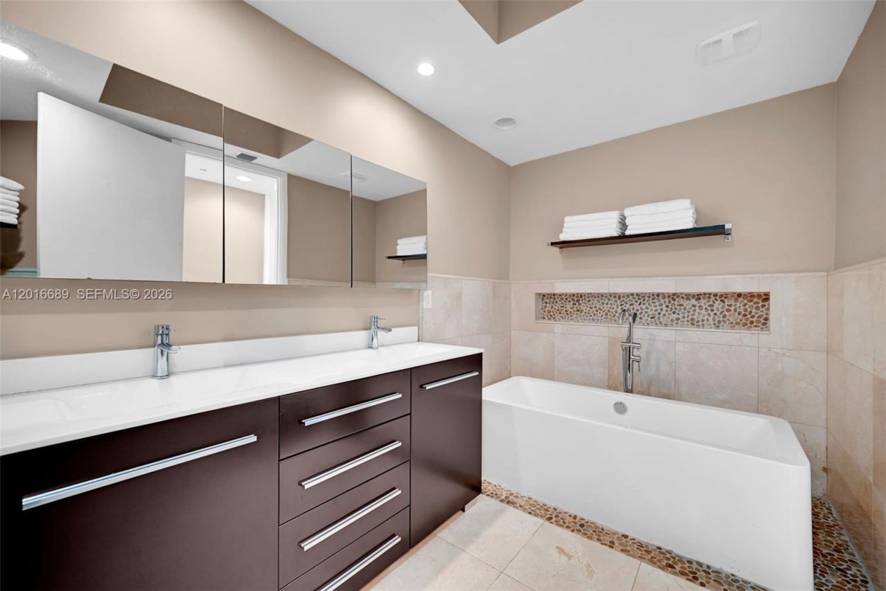 100 S Pointe Dr, Unit 801, Miami Beach, FL 33139 Photo