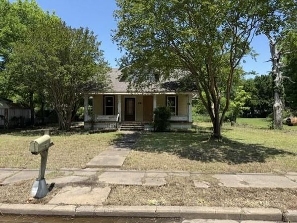 812 W 10th Street , Bonham, TX 75418