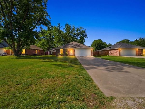 402 Robertson Street , Collinsville, TX 76233