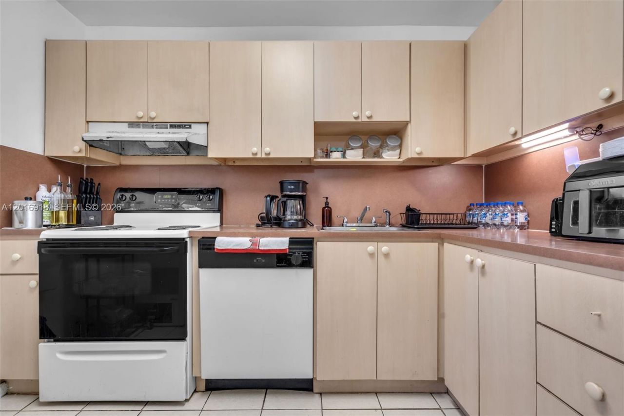7400 Miami Lakes Dr, Unit D205, Miami Lakes, FL 33014 Photo