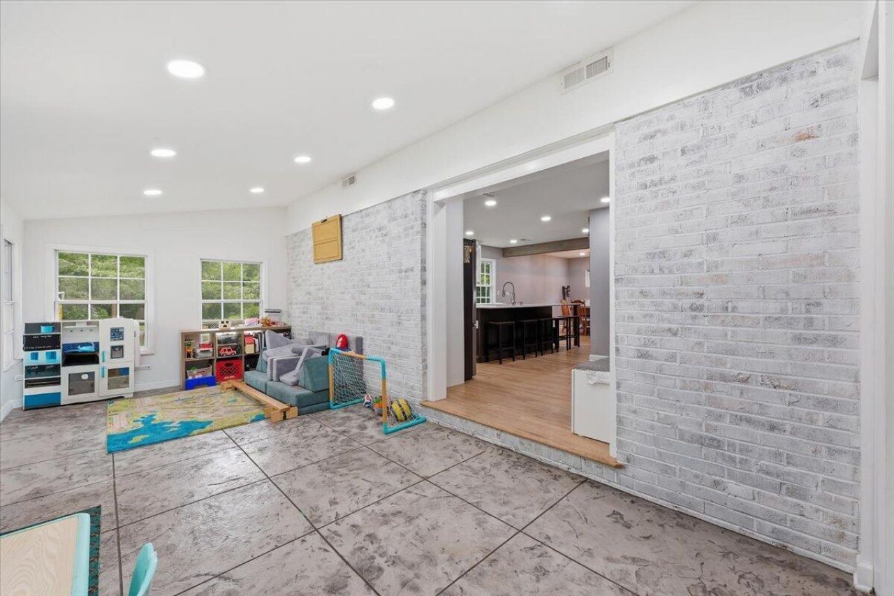 400 Forest Circle Photo 12