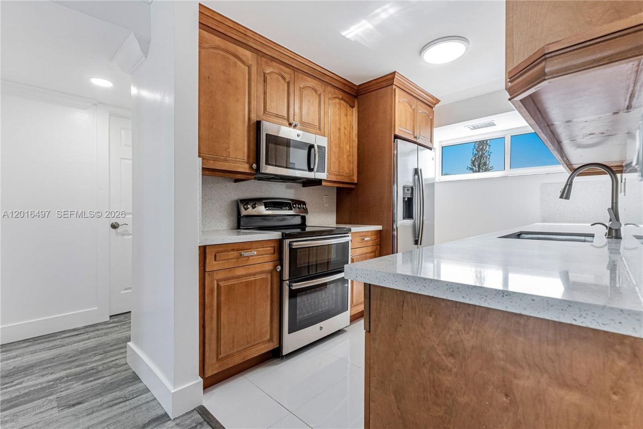 8340 Harding Ave , Unit 201, Miami Beach, FL 33141 Photo