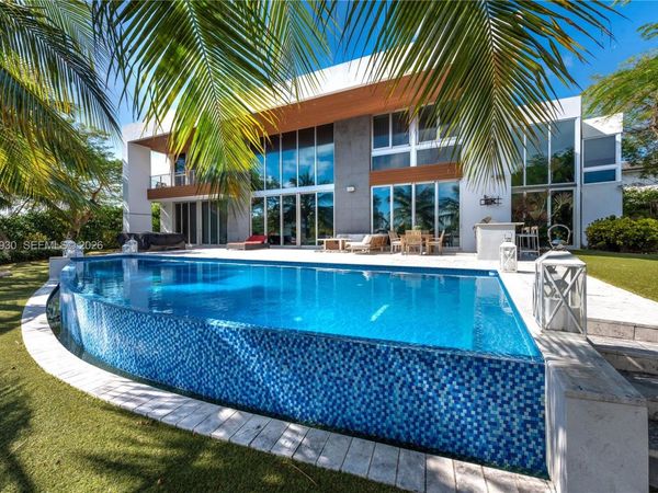 400 Tamarind Dr , Hallandale Beach, FL 33009