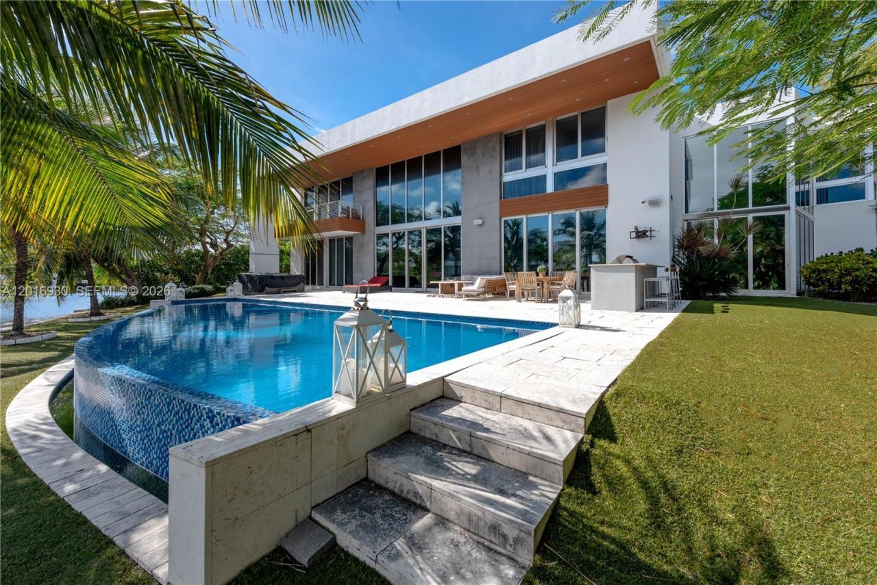 400 Tamarind Dr , Hallandale Beach, FL 33009 Photo