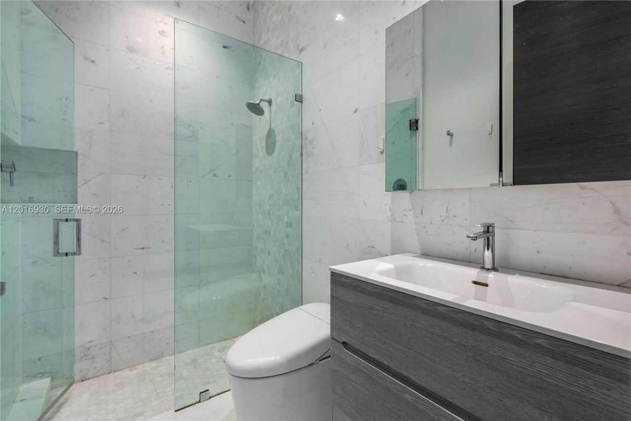 400 Tamarind Dr , Hallandale Beach, FL 33009 Photo