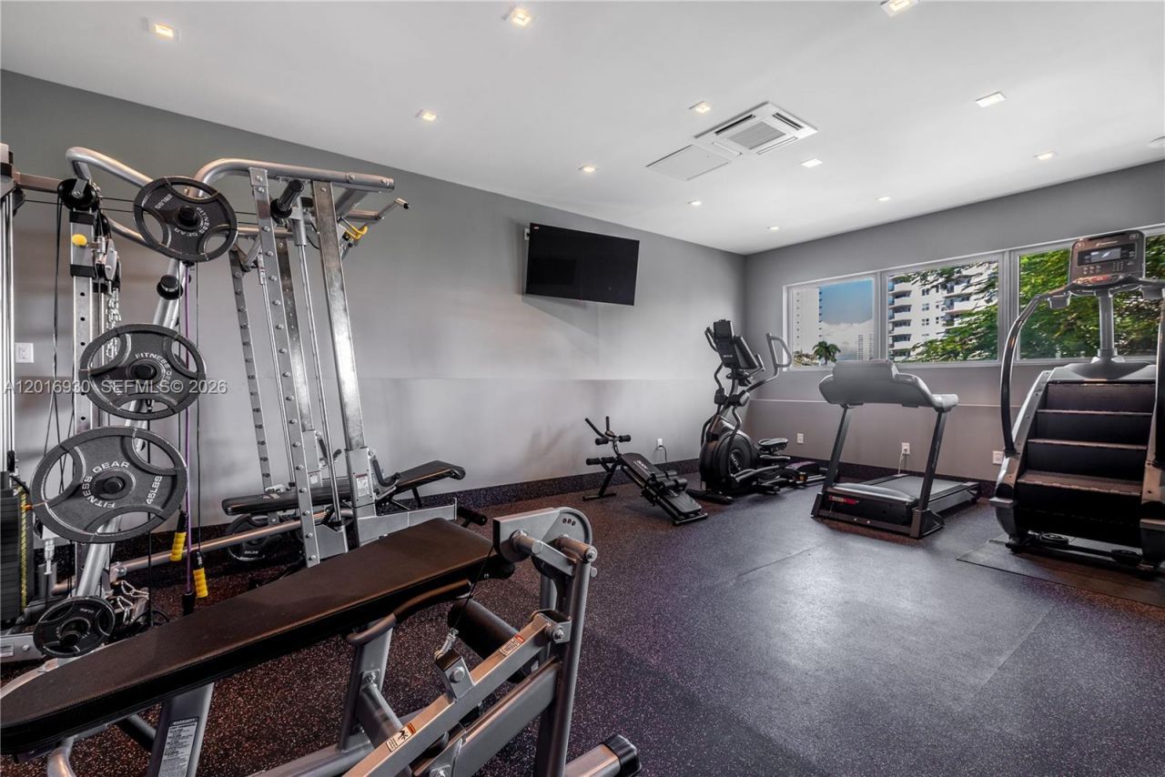 400 Tamarind Dr , Hallandale Beach, FL 33009 Photo