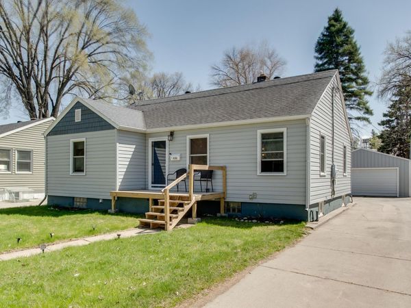 1630 6th Avenue S, Fargo, ND 58103