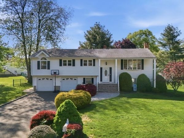 31 Fox Hill Rd, Fairfield, NJ 07004