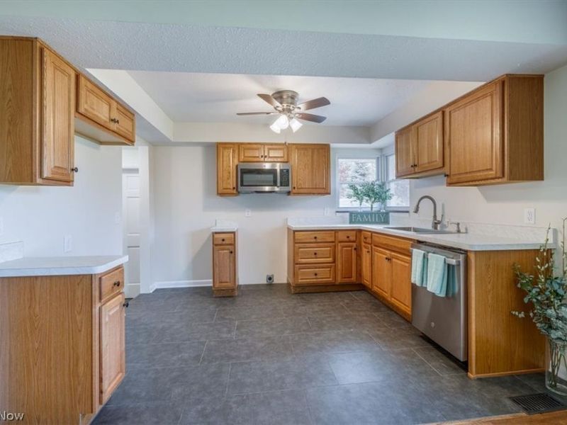 96 E Ridgewood Drive , Seven Hills, OH 44131 Photo 5