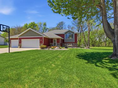 681 W River Drive, New London, MN 56273