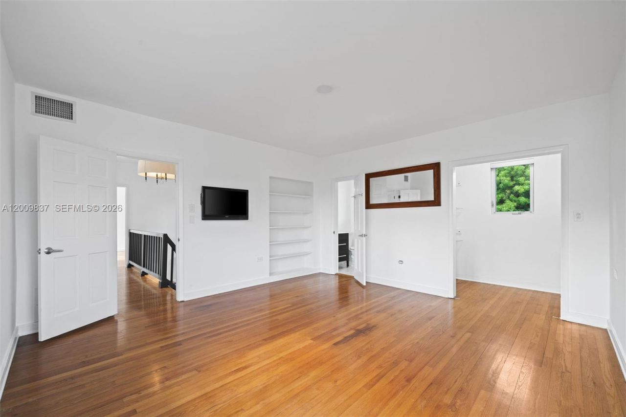 114 3 San Marino Ter, Miami Beach, FL 33139 Photo