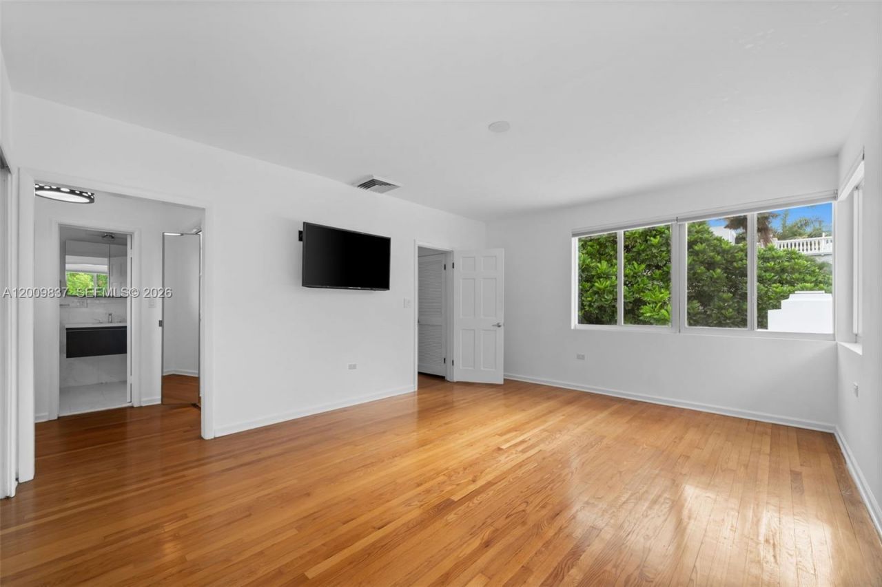 114 3 San Marino Ter, Miami Beach, FL 33139 Photo