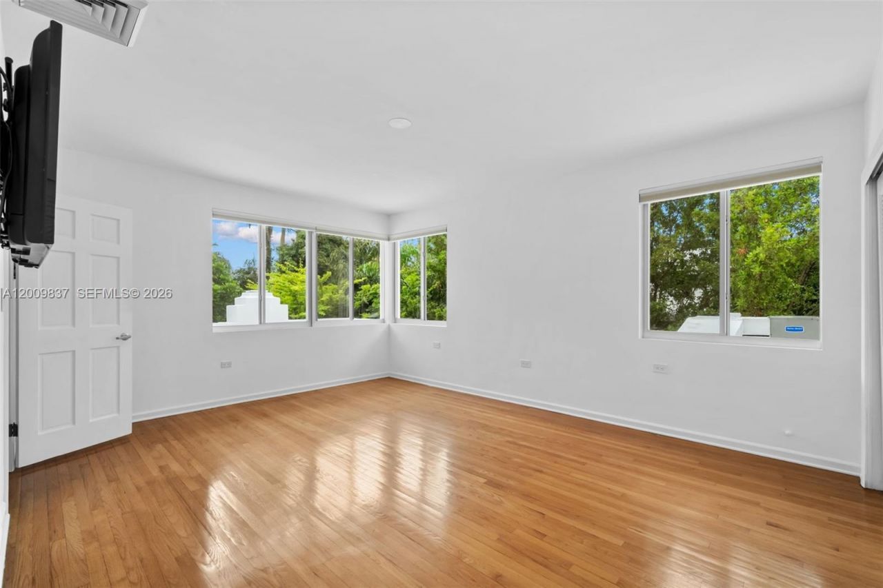 114 3 San Marino Ter, Miami Beach, FL 33139 Photo