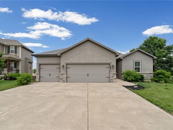 605 SE Colonial Drive, Blue Springs, MO 64014