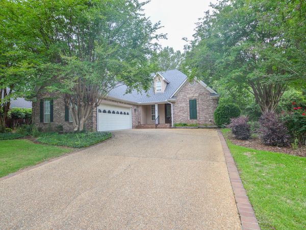 100 Huntington, Starkville, MS 39759