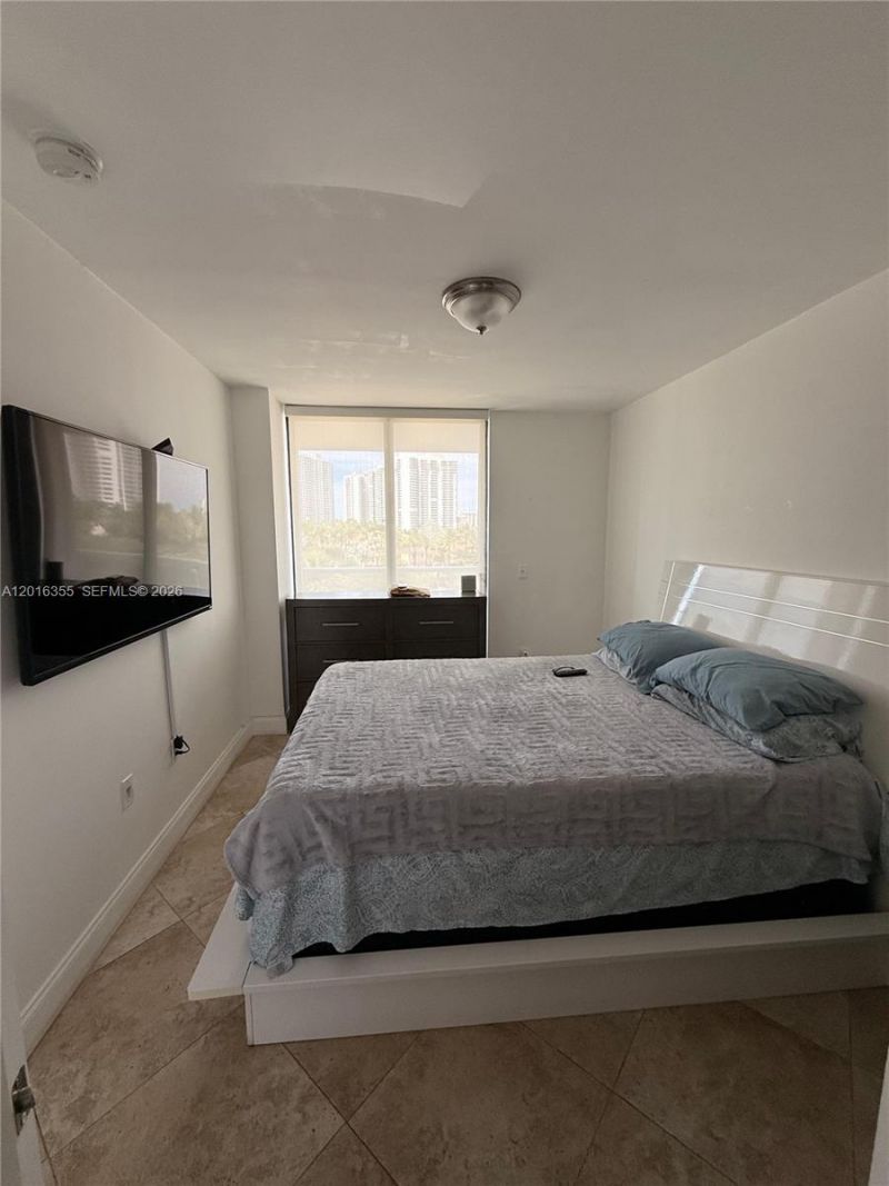 3701 N Country Club Dr , Unit 502, Aventura, FL 33180 Photo