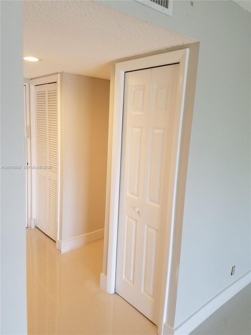 220 Lakeview Dr, Unit 206, Weston, FL 33326 Photo