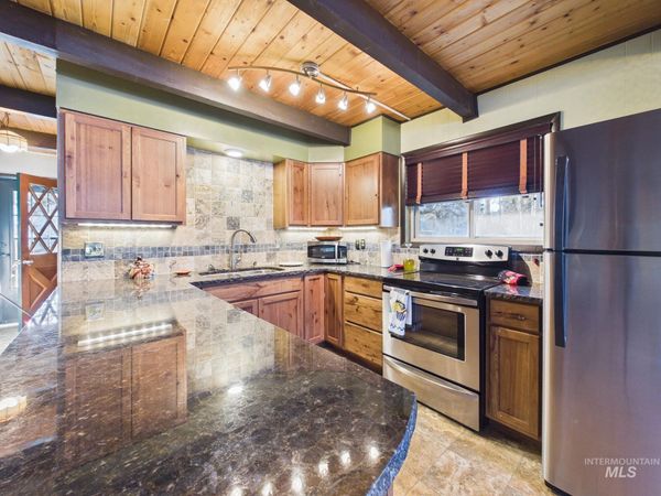 4 Lem Ct, High Valley, ID 83611