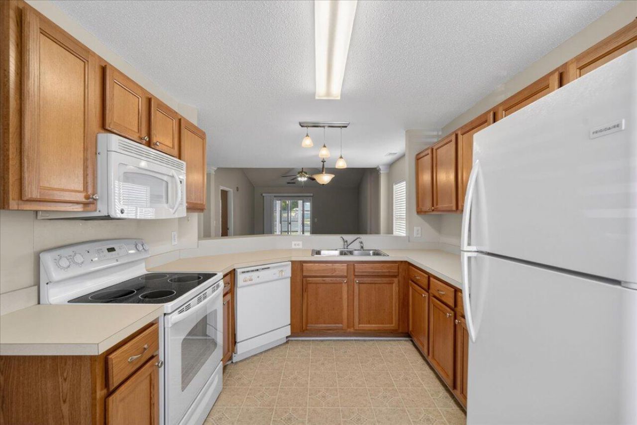 7360 Suncatcher Drive Photo 6
