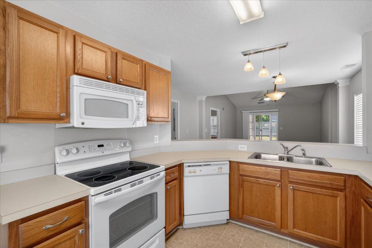 7360 Suncatcher Drive Photo 7