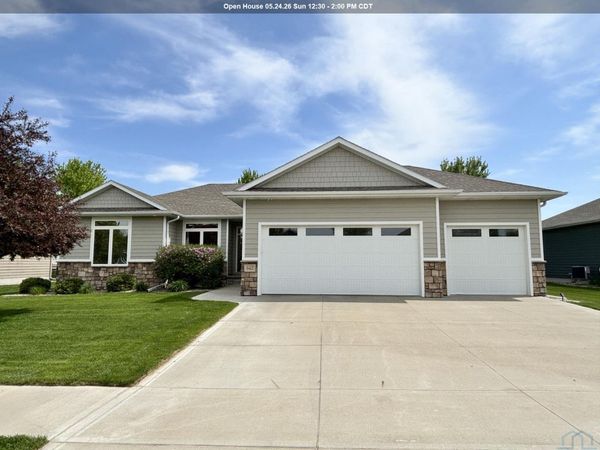 642 Bluestem Trail, Dakota Dunes, SD 57049