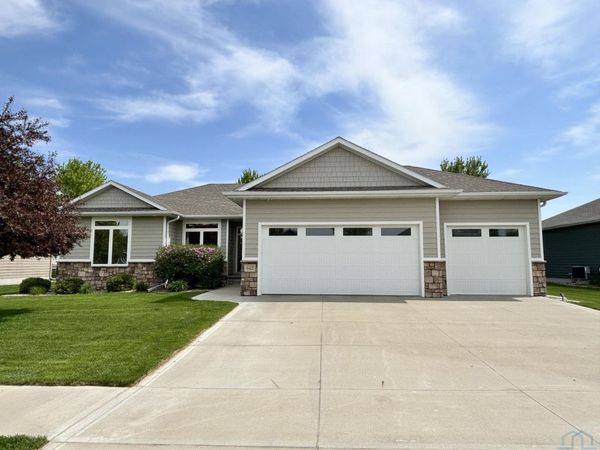 642 Bluestem Trail, Dakota Dunes, SD 57049
