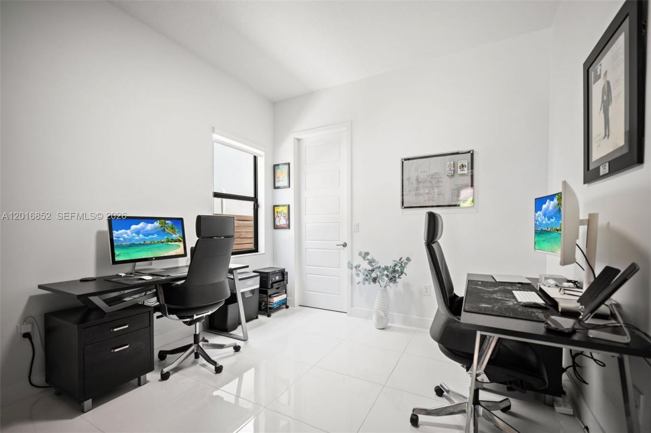 8915 NW 161st Ter , Miami Lakes, FL 33018 Photo