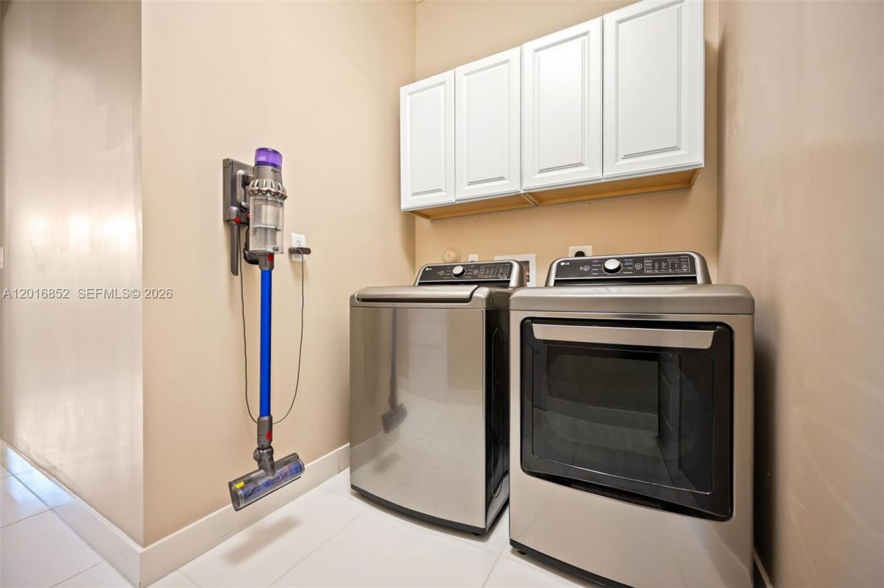 8915 NW 161st Ter , Miami Lakes, FL 33018 Photo
