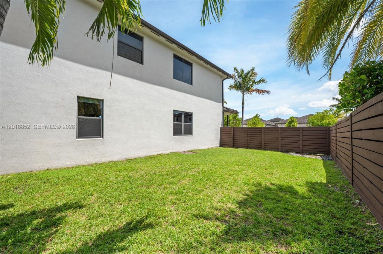 8915 NW 161st Ter , Miami Lakes, FL 33018 Photo