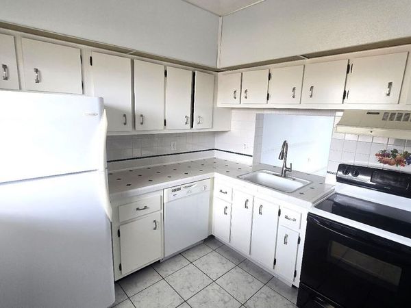 2800 NW 56th Avenue, Unit G406, Lauderhill, FL 33313