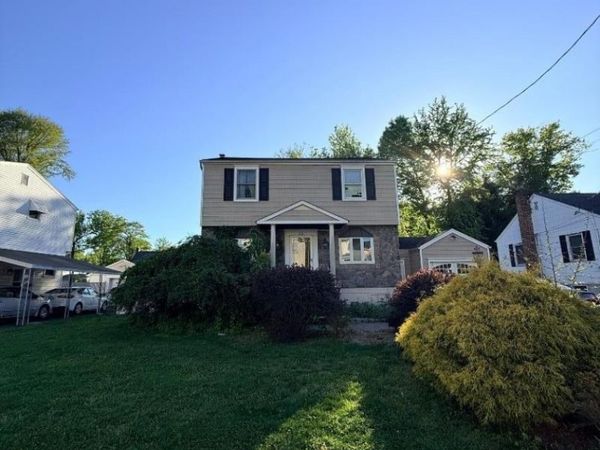 33 Park Dr, Kenilworth, NJ 07033